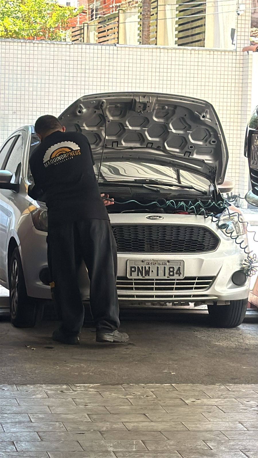 Atendimento com veículo de capô aberto